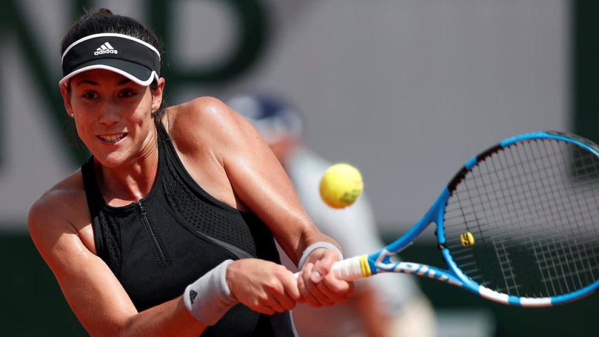 Garbiñe Muguruza, en una acción del partido de ayer en las pistas de Roland Garros.