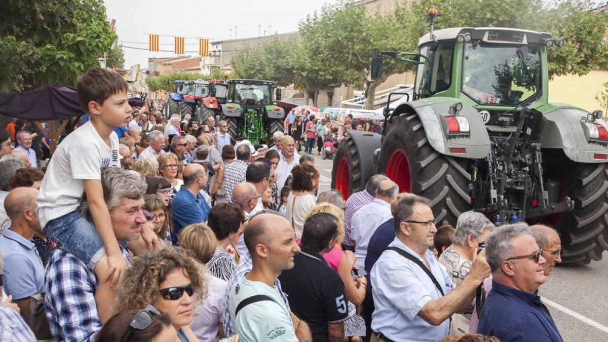 Vista del públic durant els Tres Tombs, en els quals va participar el tractor més antic de la zona, un Lanz del 1952 conduït per Josep Aldabó.