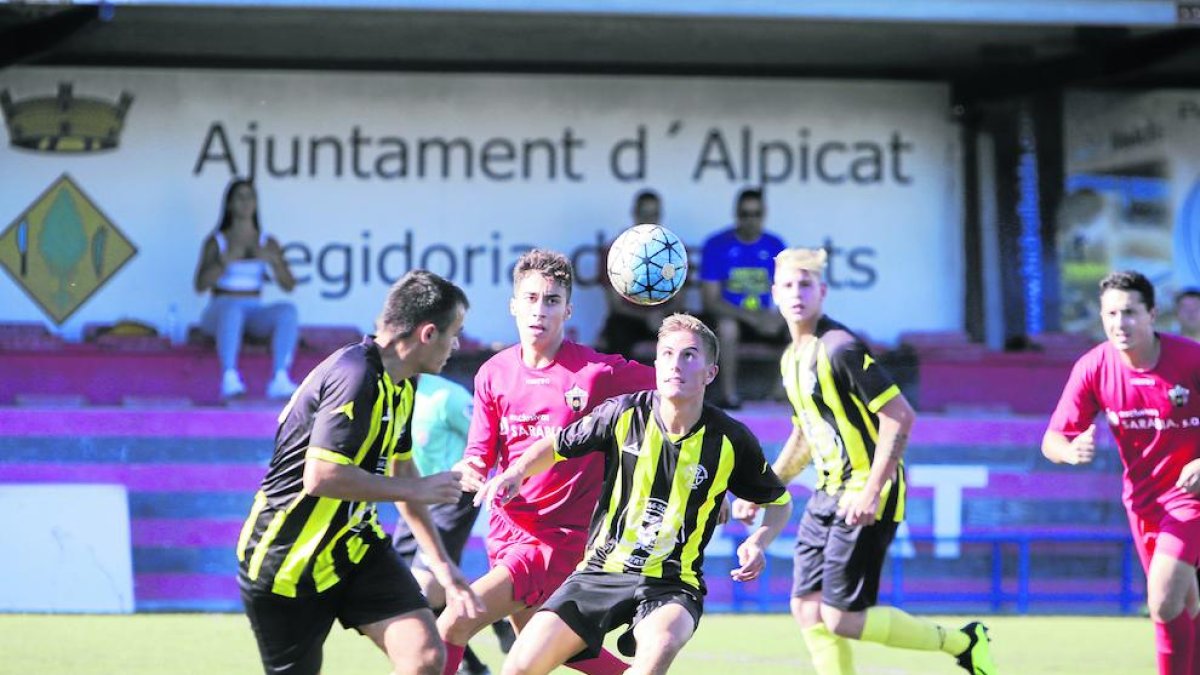 Una jugada del partit d’ahir entre l’Alpicat B i el Golmés.