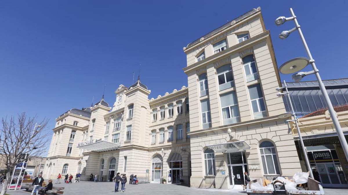 El interior del hotel de la estación ya está en obras y abrirá antes del verano.