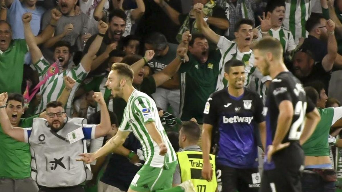 Loren celebra el gol marcat just saltat al camp de joc.