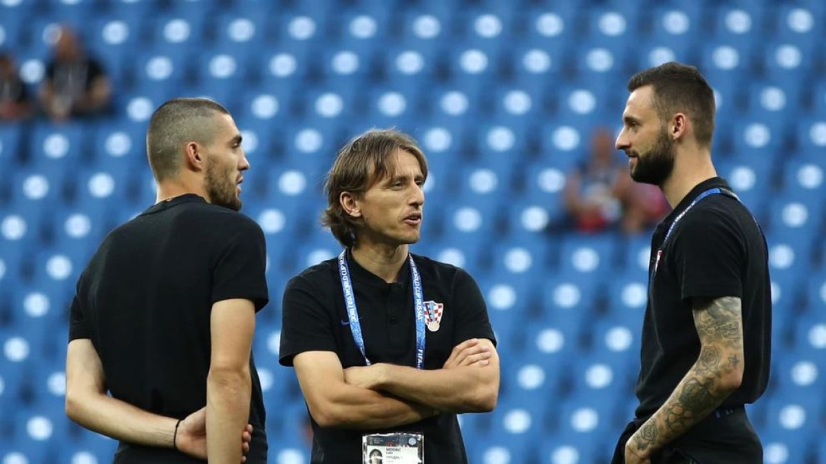 Los jugadores croatas Kovacic, Modric y Brozovic afrontan hoy el cruce ante Dinamarca.