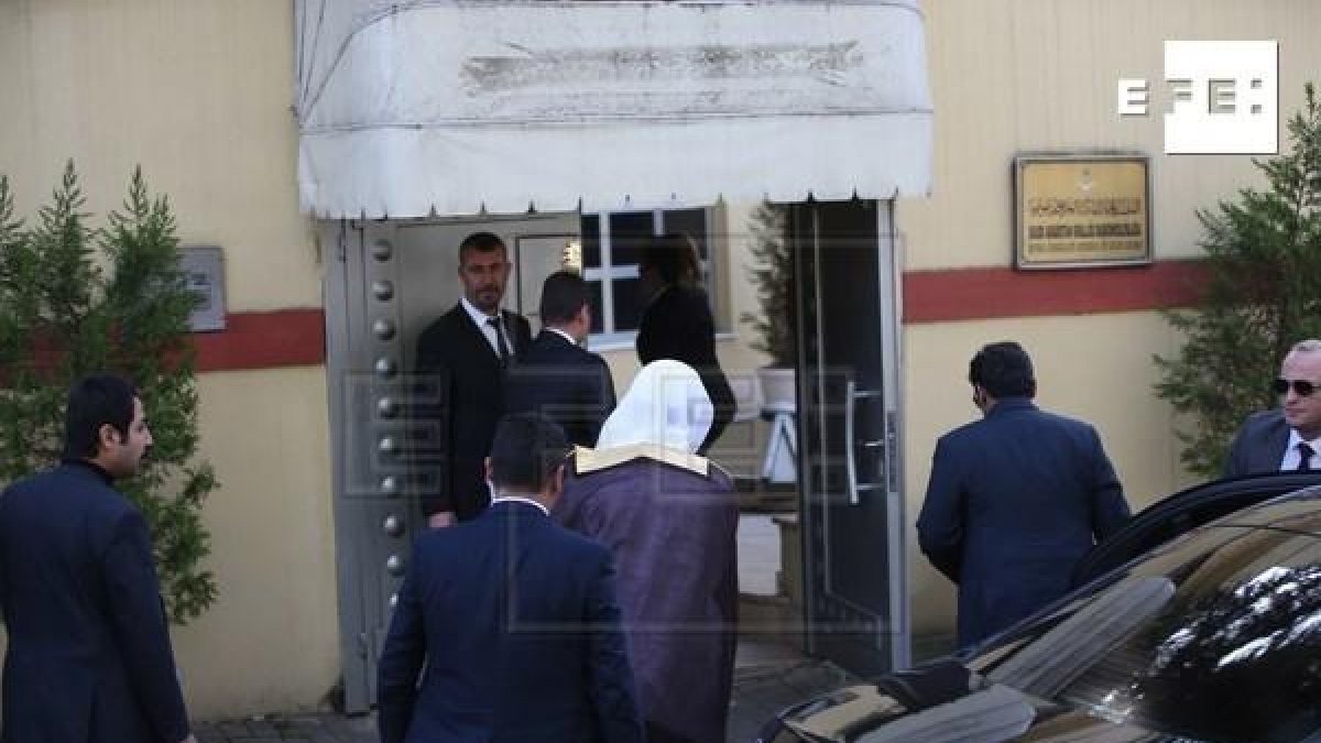 El fiscal general saudita, Saud al-Moyeb, arriba al consolat.