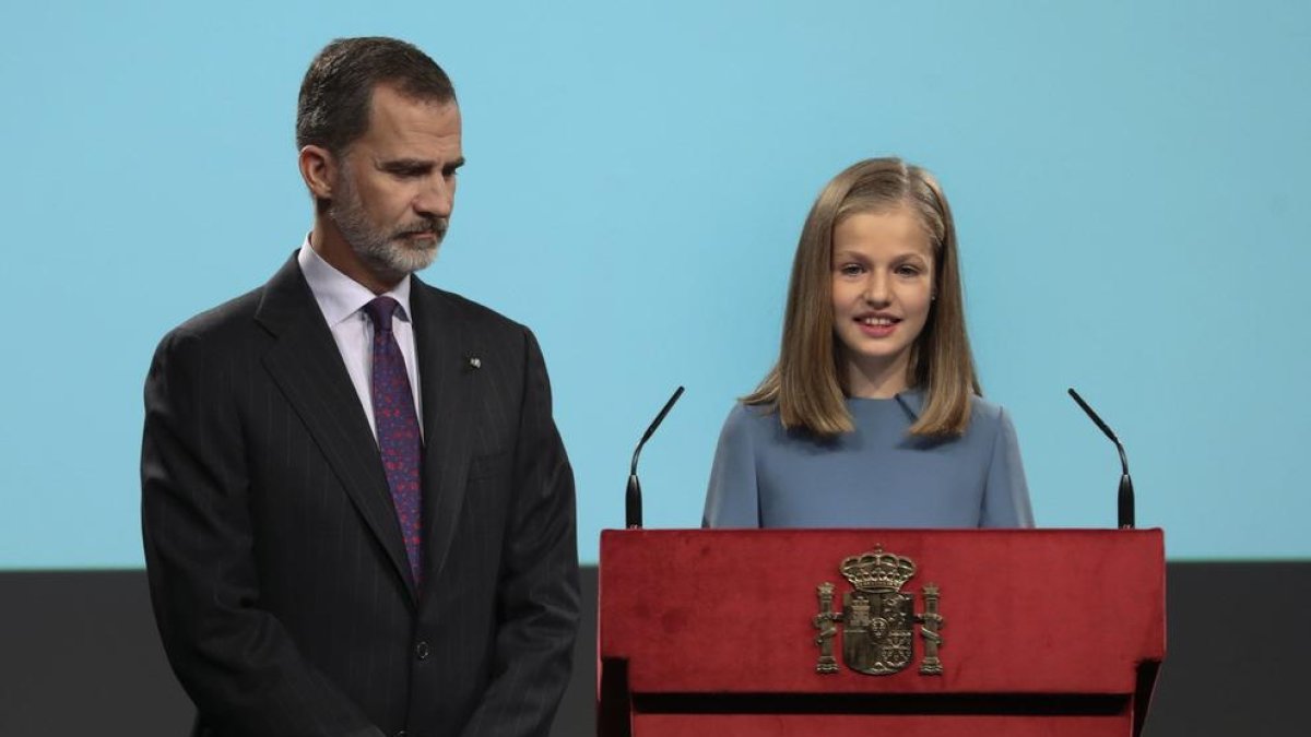 La princesa Leonor, acompañada por su padre, durante su primera intervención en un acto oficial.
