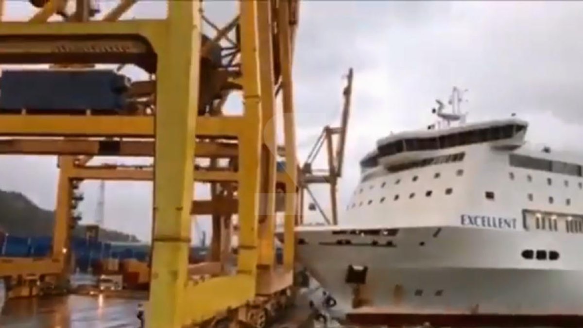 VÍDEO. Un ferri s'incendia després de xocar contra una grua al Port de Barcelona