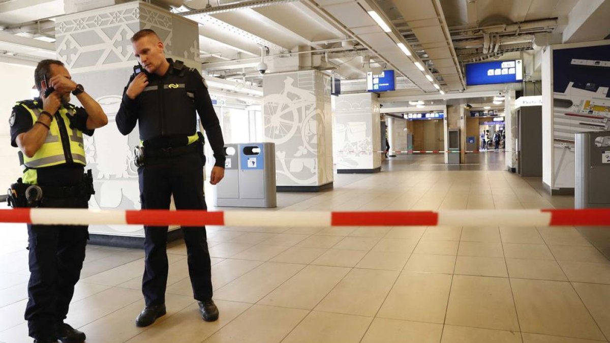 Dos policías en el lugar del ataque