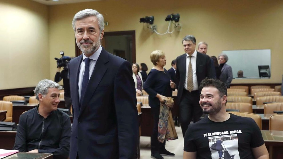 L’exsecretari general del PP Ángel Acebes, davant del portaveu d’ERC, Gabriel Rufián.