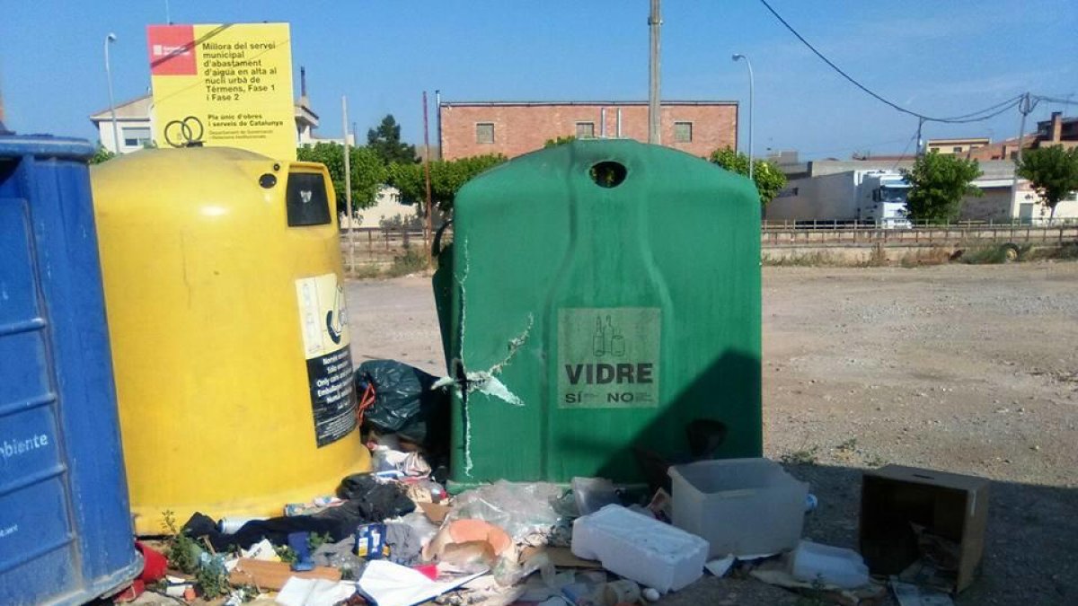 Foto de archivo de antiguos contenedores de basuras en Térmens.