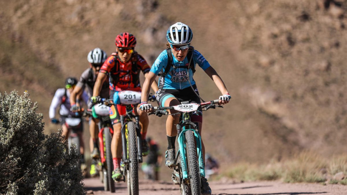 Ramona Gabriel lidera el grup de ciclistes durant l’etapa d’ahir de 116 quilòmetres.