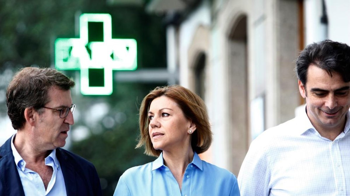 Cospedal y el presidente gallego, Alberto Núñez Feijóo, ayer.