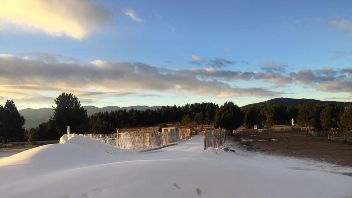 La nieve artificial que ya se ha producido en la estación de Lles.