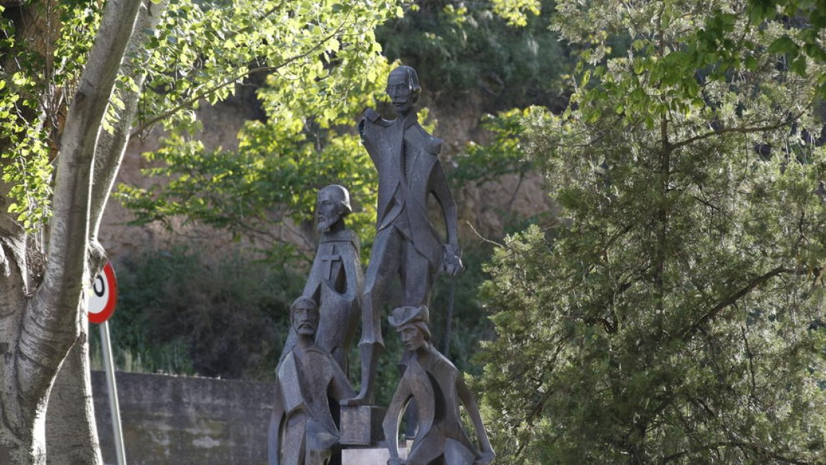 L'escultura dedicada al descobridor de Califòrnia, amb el braç dret amputat