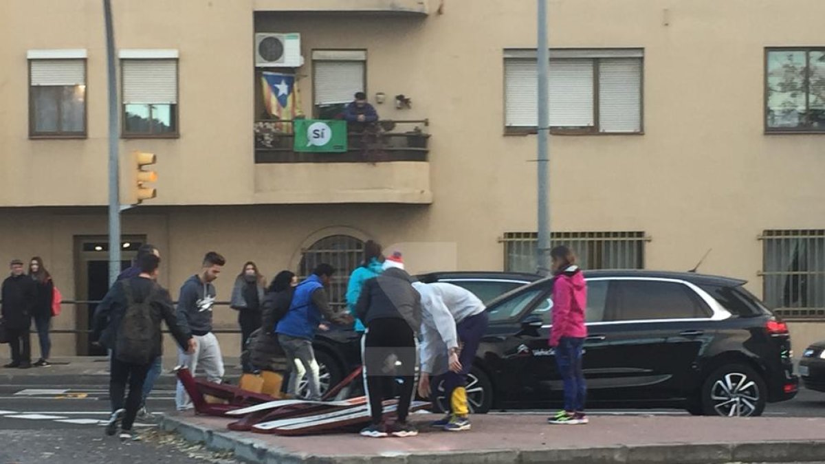 Accidente con cuatro vehículos implicados en la rotonda de los institutos de Lleida