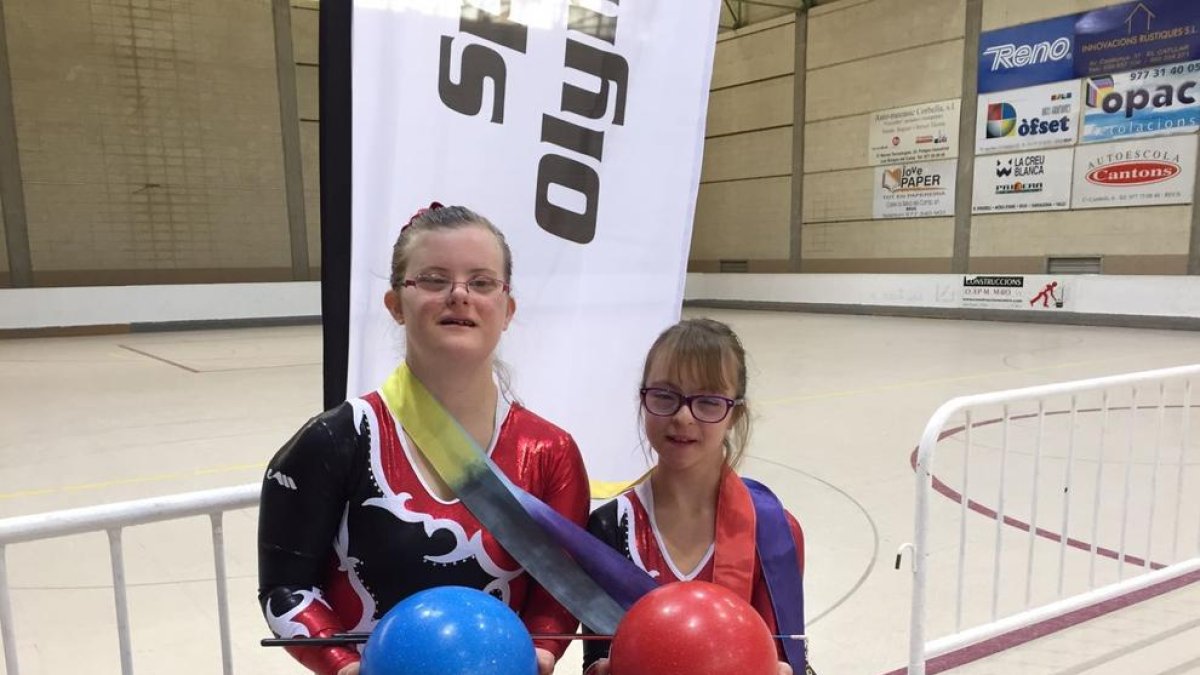 Marta Jové i Àngela Mora competeixen en gimnàstica.