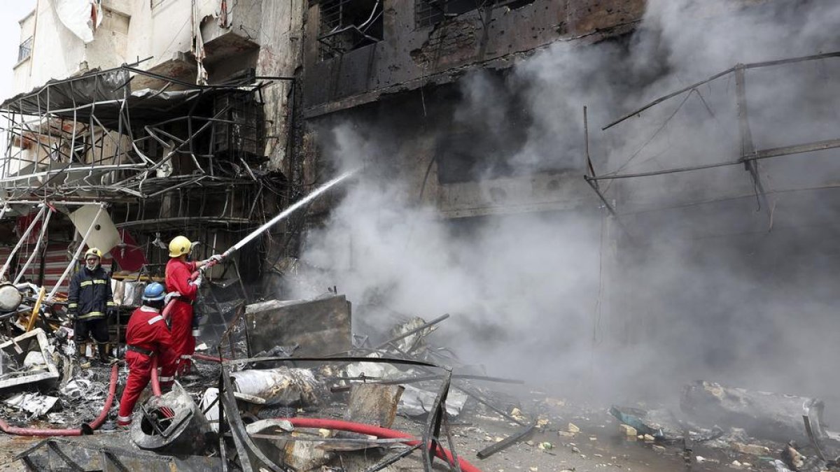 Bomberos iraquíes tras un atentado en Bagdad.