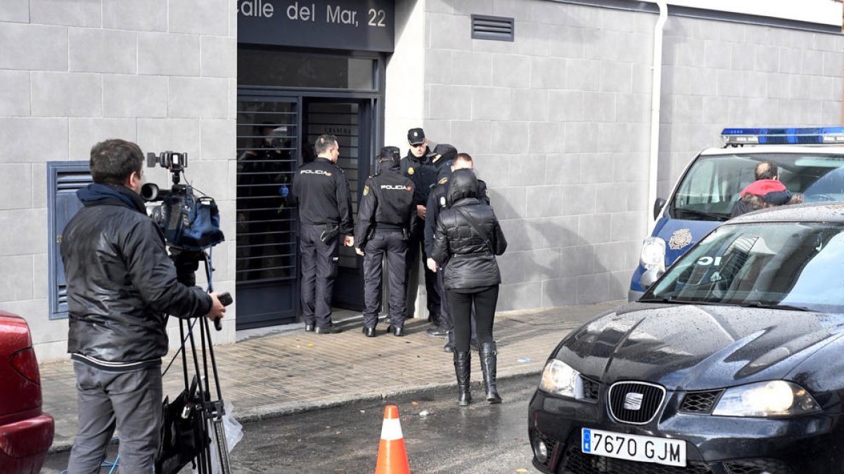 La policía en la vivienda donde tuvo lugar el parricidio.