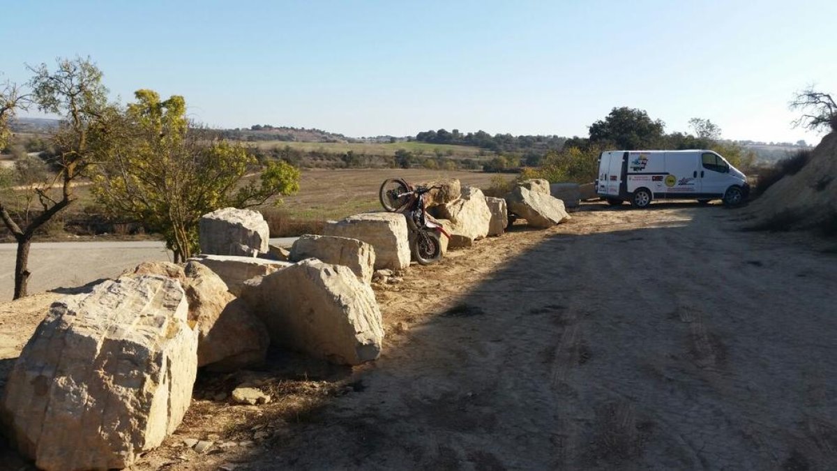 El campió de trial Francesc Recio té habilitada aquesta zona d’entrenament en una finca privada.