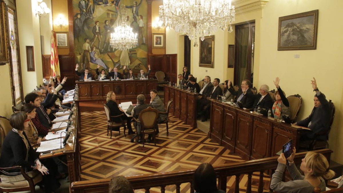 Els diputats de CiU, PSC i UA a l’hora d’emetre els vots favorables als pressupostos del 2017.