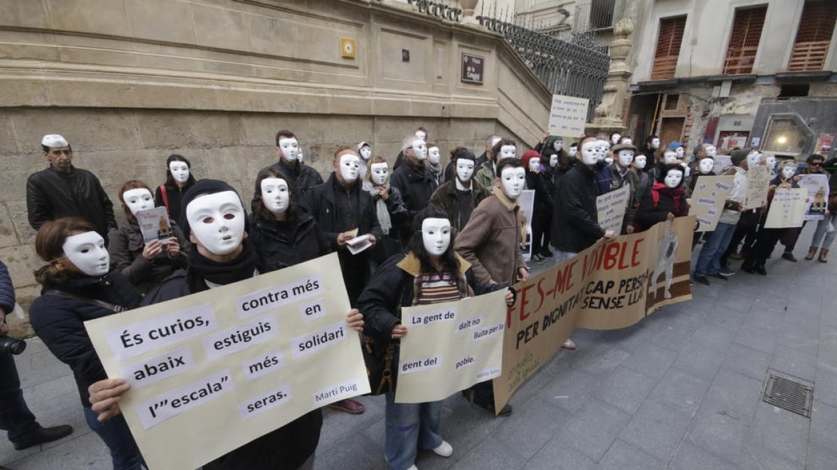 Unes seixanta persones amb màscares blanques van participar en l’activitat.
