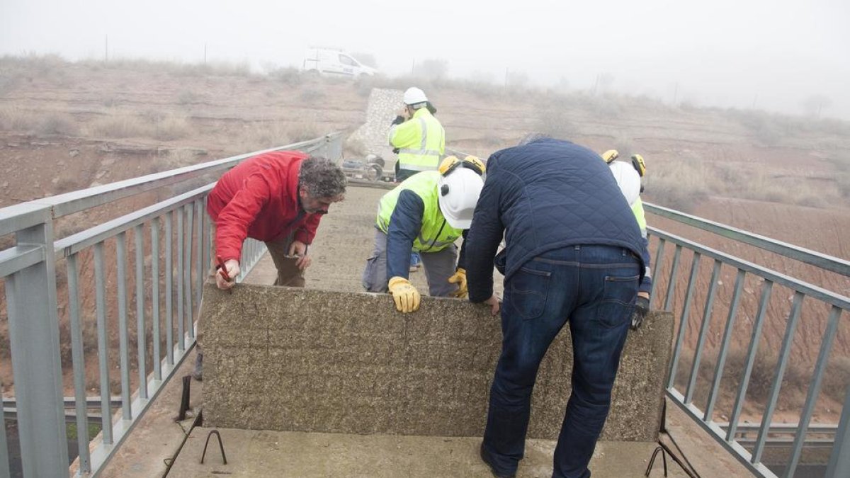 Un camió topa amb un pont a Tàrrega i obliga a tallar l'autovia de matinada