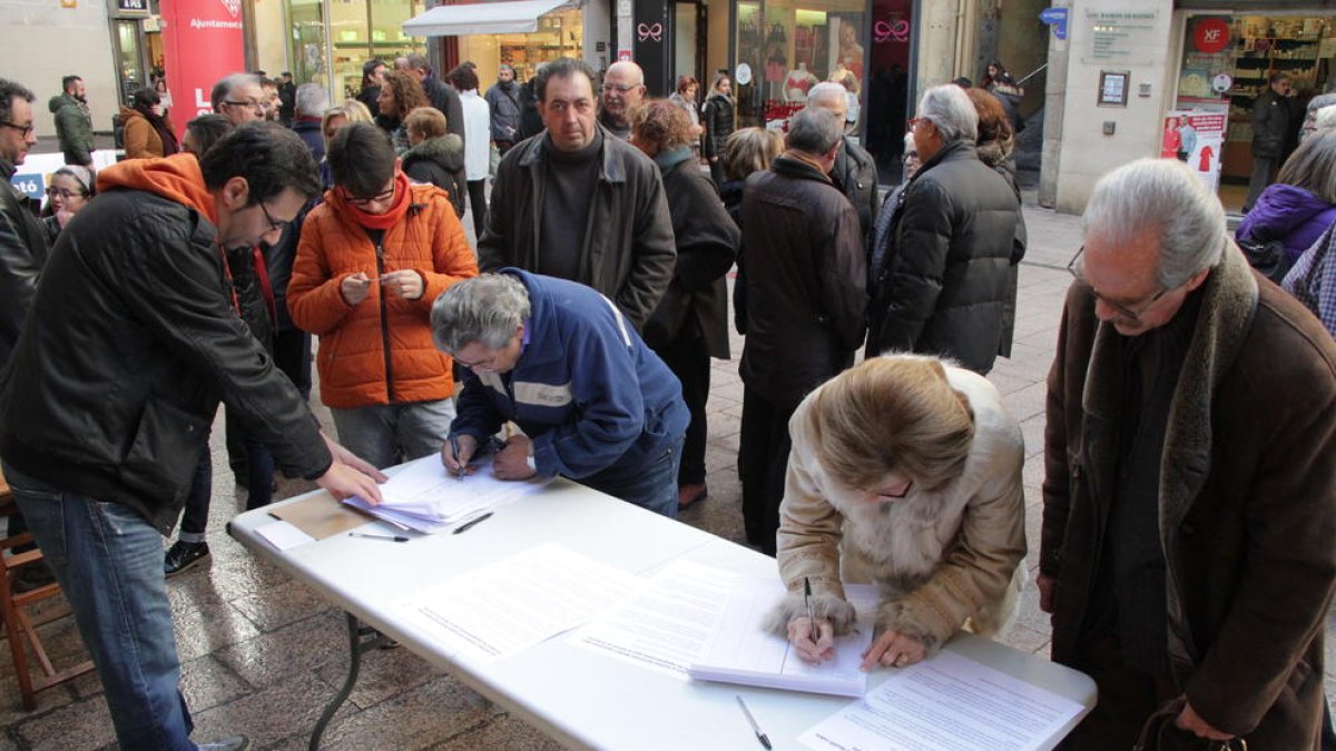 El Centre Històric empieza a recoger firmas para mejorar el barrio y oponerse al centro para los 