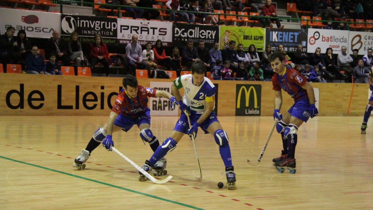 Carlos Trilla controla la bola, davant de la pressió d’un rival, en una acció del partit d’ahir.