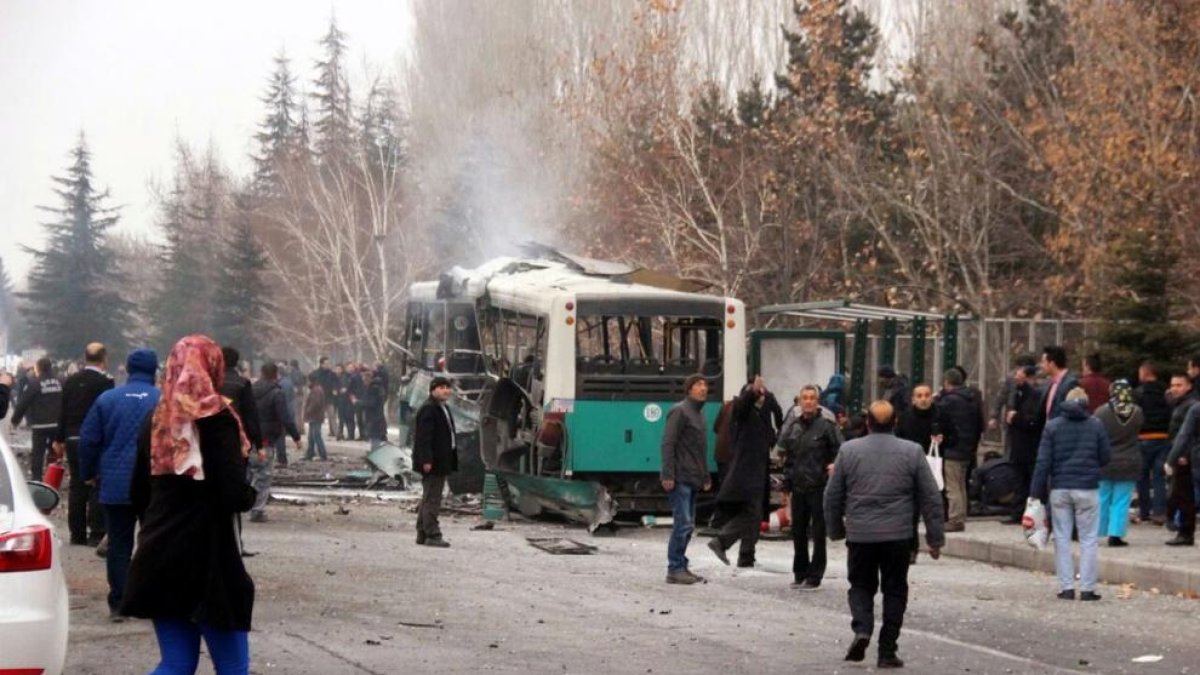 Imatge de l’autobús objectiu de l’atemptat d’ahir.
