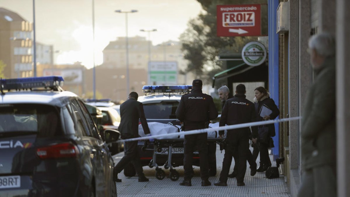 Aixecament del cadàver de la jove apunyalada.