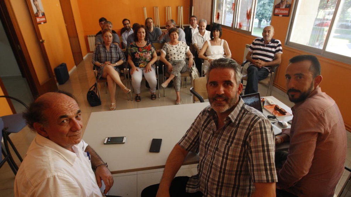 Soler, en el centro, hasta ahora responsable provincial de Cs.