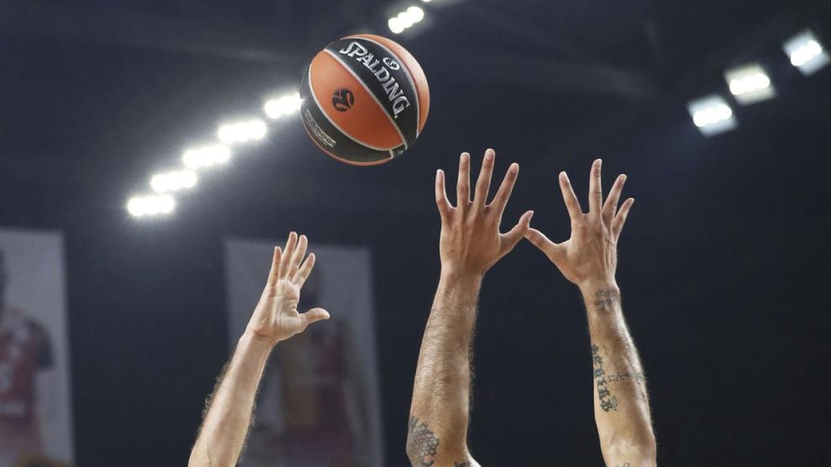 Perperoglou intenta encistellar davant de Blake Schilb.