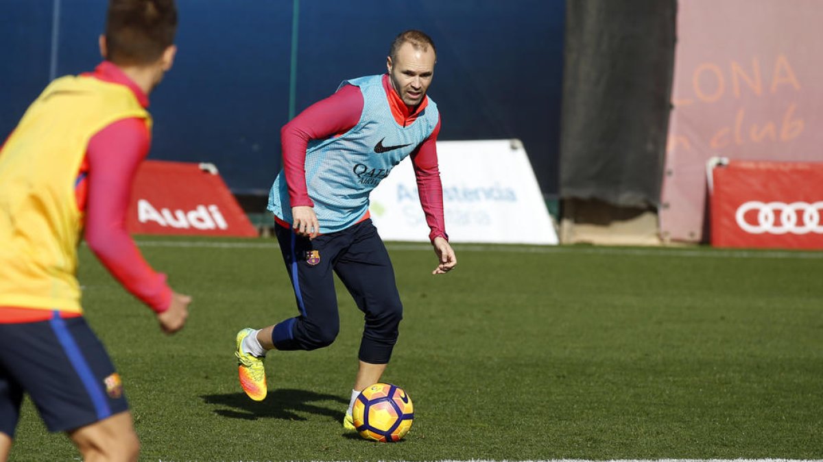 Iniesta ja es va incorporar ahir al treball de grup.