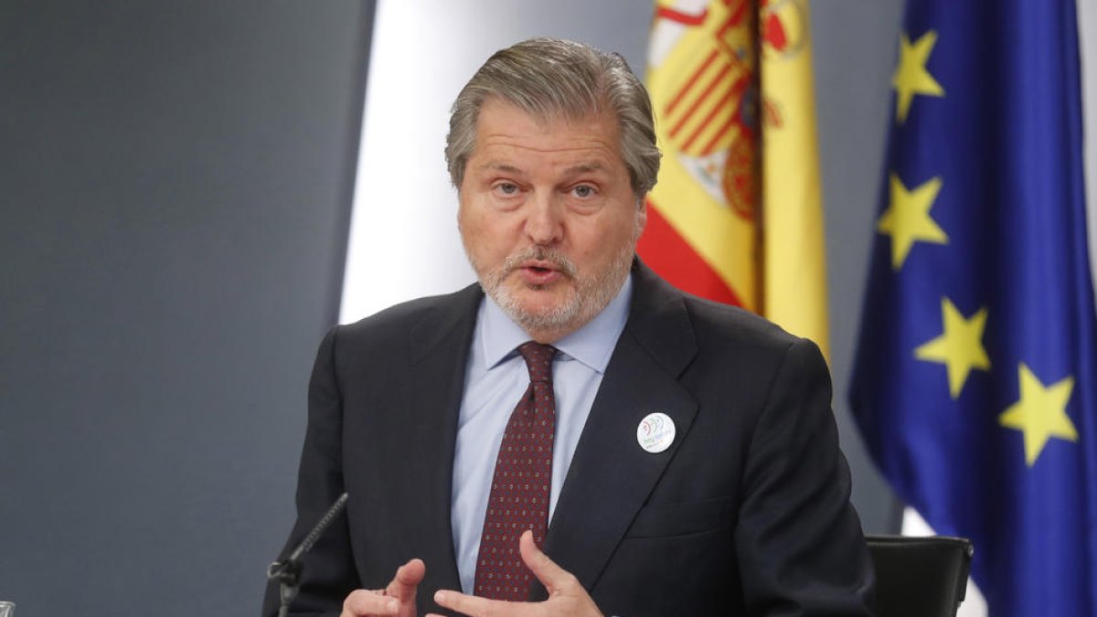 Méndez de Vigo anunció la aprobación de dos leyes de contratos públicos que limitarán la corrupción.