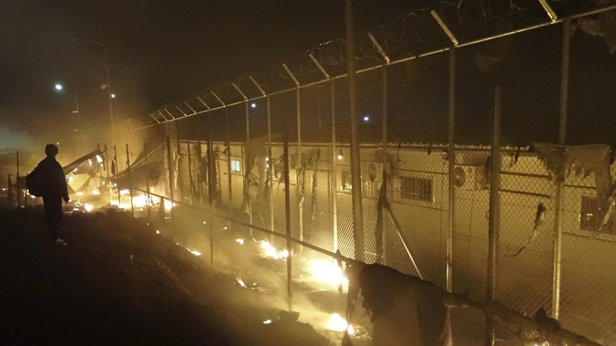 Un refugiado observa las llamas que devoran tiendas de campaña en el campamento de Moria, ayer en la isla de Lesbos.