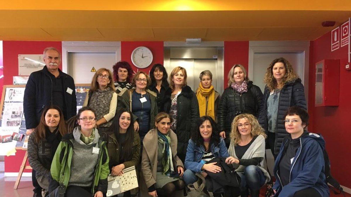 Foto de familia de los docentes que visitaron la escuela.