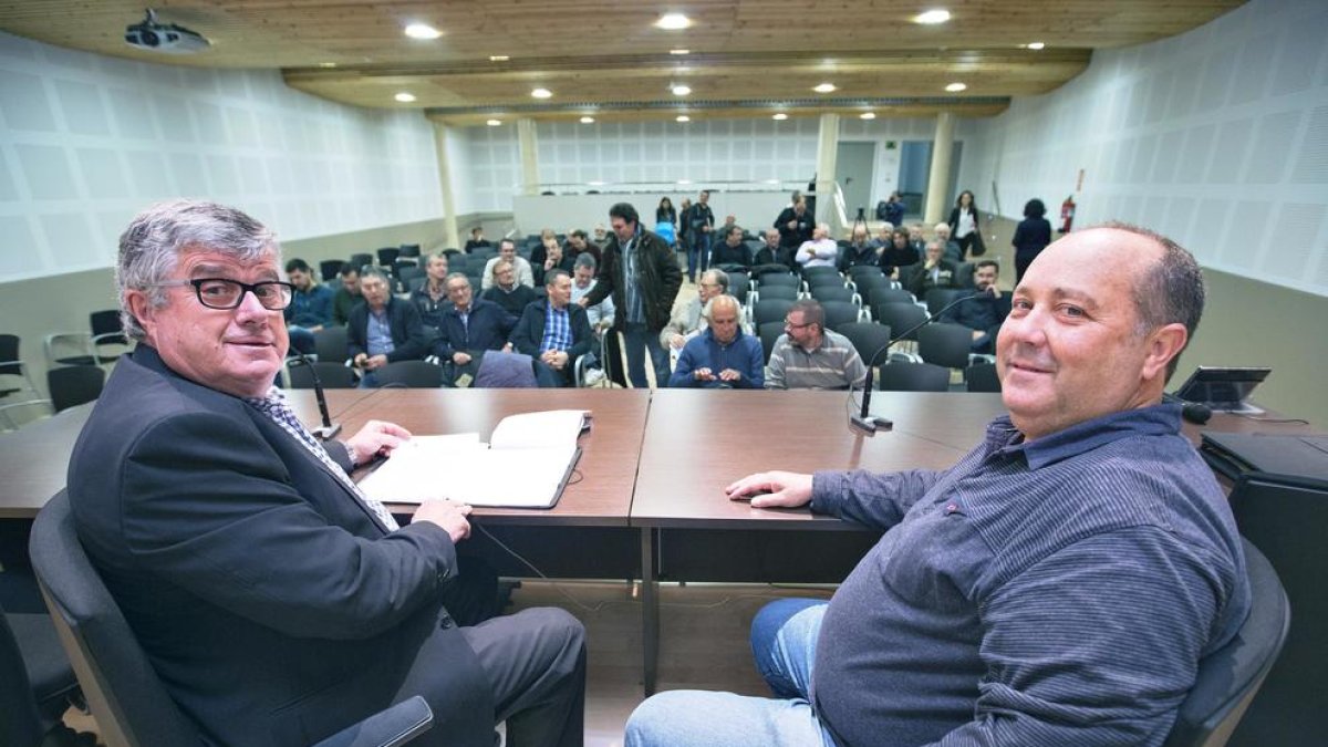 Jové i Albareda ahir davant dels assistents en l’acte celebrat a la seu d’Infraestructures a Tàrrega.