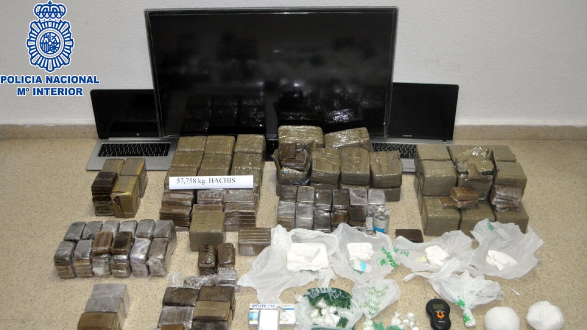 La Policia Nacional va decomissar 157 quilos d’haixix i dos de cocaïna, una de les partides de droga més grans dels últims mesos.