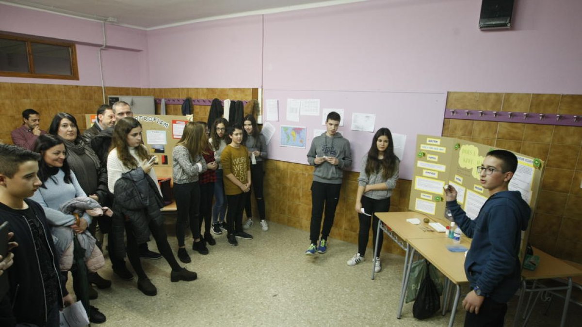 Els alumnes van exposar les investigacions davant dels companys.