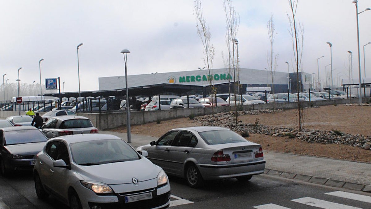 Coches esperando entrar en el nuevo supermercado.