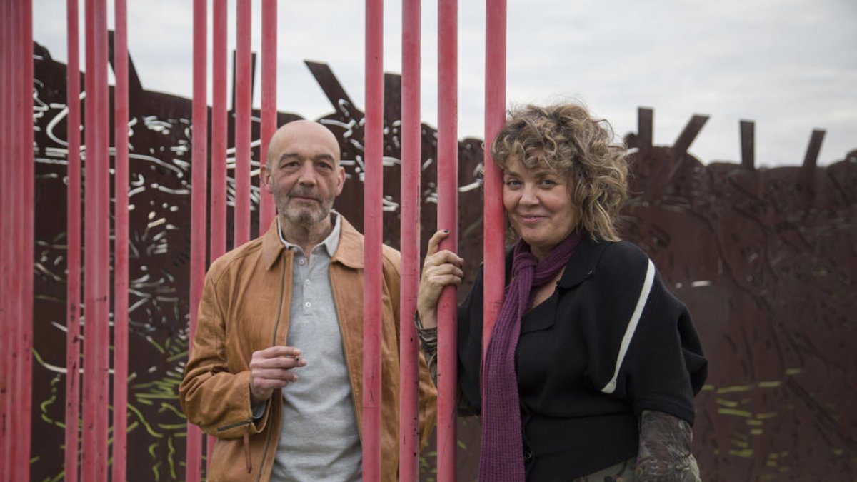 Puigdevall i Miquel, al costat de l’escultura que va manar retirar l’anterior alcalde del PP de Gandia.