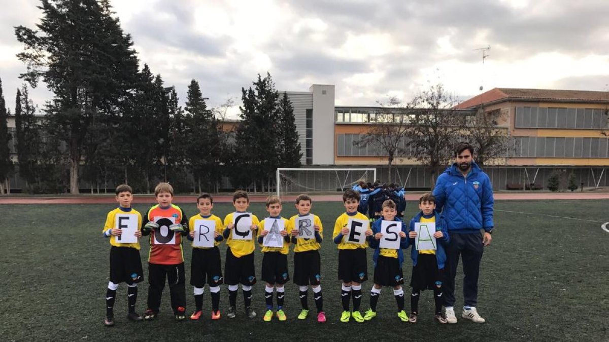 Jugadors d’un equip benjamí del Lleida amb un missatge d’ànim per a Marc Resa.