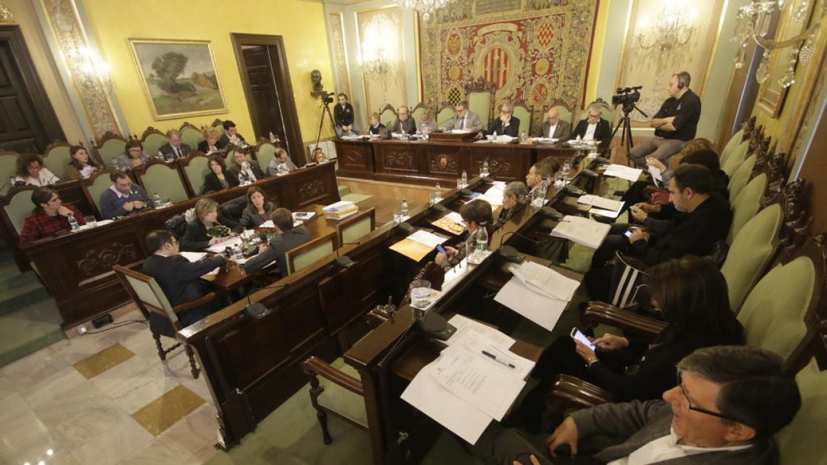 Todos los grupos apoyaron ceder el solar para el colegio Pinyana y exigir al Govern que lo construya ya.