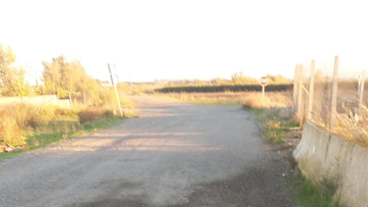 Vista d’un dels clots que denuncien els veïns de Llívia, en un camí paral·lel a l’autovia.