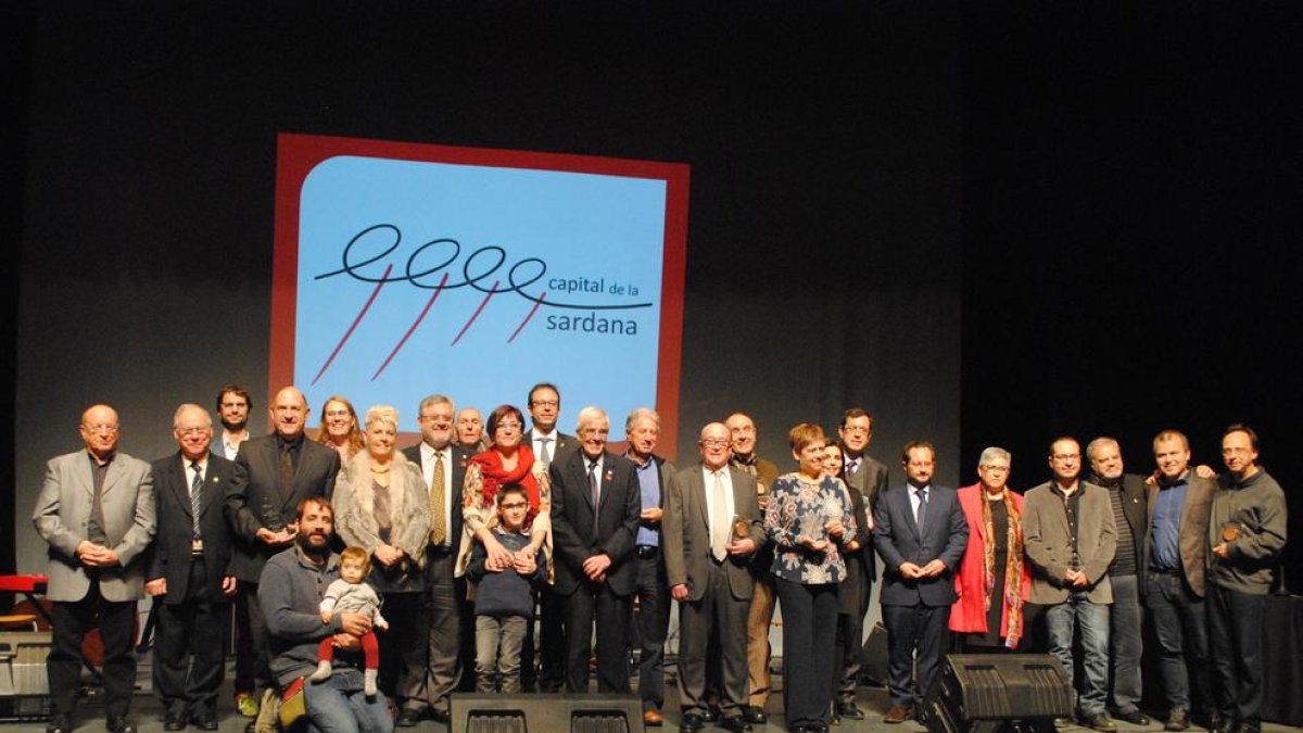Fotografía de grupo ayer de todos los galardonados durante la entrega de premios celebrada en el teatro L’Amistat de Mollerussa.