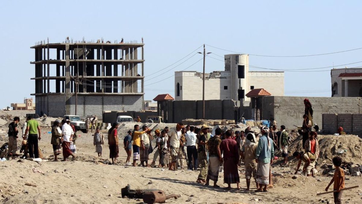 Imatge de curiosos a la zona de l’atemptat ahir al Iemen.