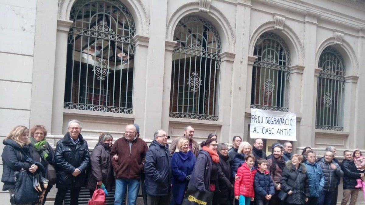 Comerciants i veïns del ##Barri Antic s’oposen a ubicar un centre per a persones sense sostre en l’antiga residència ##Pare Coll