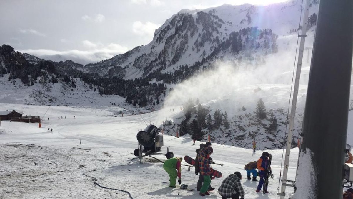 Más de mil esquiadores estrenan la temporada en Baqueira y las estaciones de nórdico de Lles, Tuixen-La Vansa y Sant Joan de l'Erm
