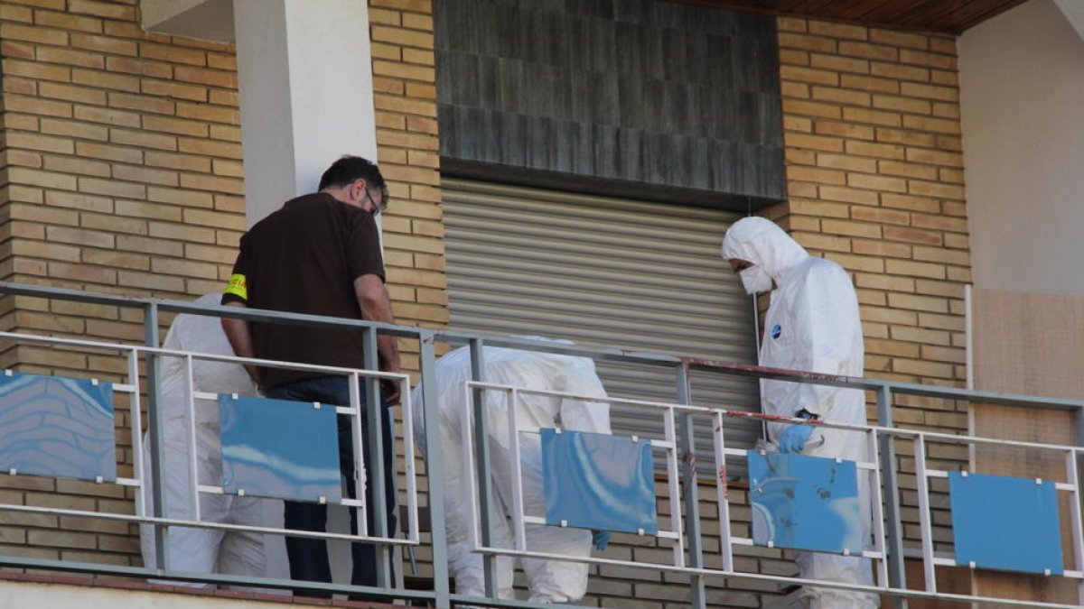 La policía científica de los Mossos recogió pruebas en el balcón, donde había manchas de sangre.