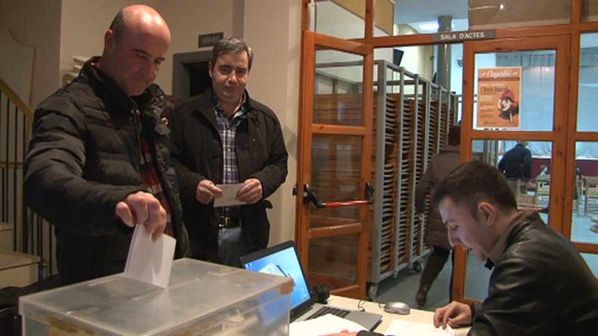 Imagen de un momento de las votaciones ayer en Sunyer.