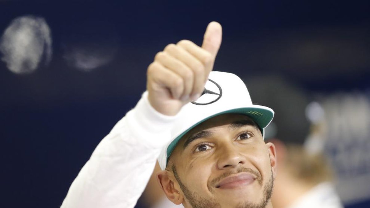 Lewis Hamilton saluda después de conseguir el mejor tiempo en el circuito de Yas Marina.