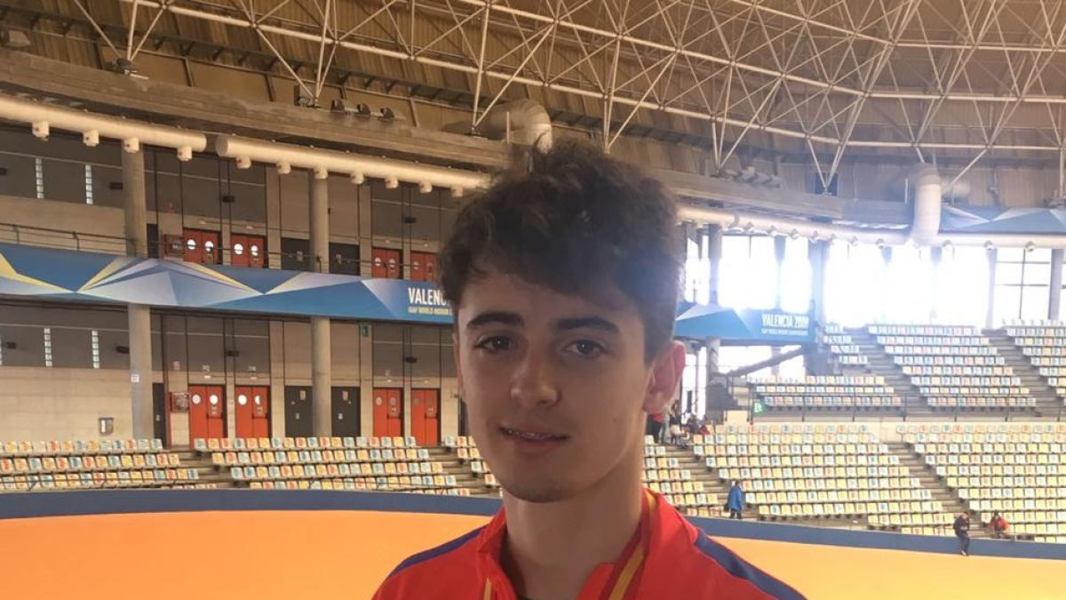 Aleix Porras ayer con su medalla de oro en el pabellón Luis Puig.